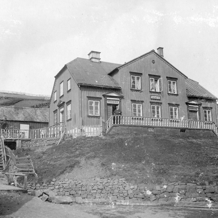 Framhlið apóteksins sem snýr að Aðalstræti.