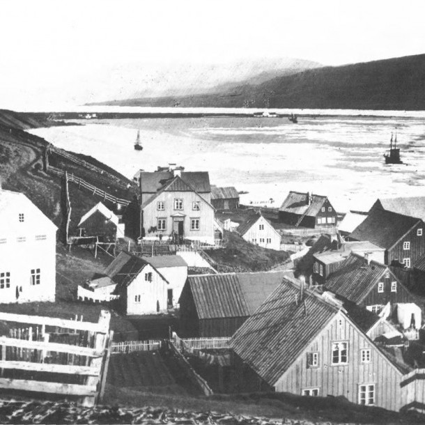 Apótkeið stendur ofarlega í plássinu fyrir miðri mynd