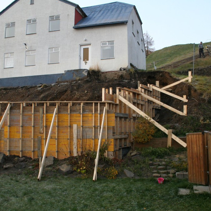Uppsláttur fyrir steyptan vegg á lóðarmörkum, veggurinn hindrar að jarðvegurinn skríði af stað í framkvæmdum.