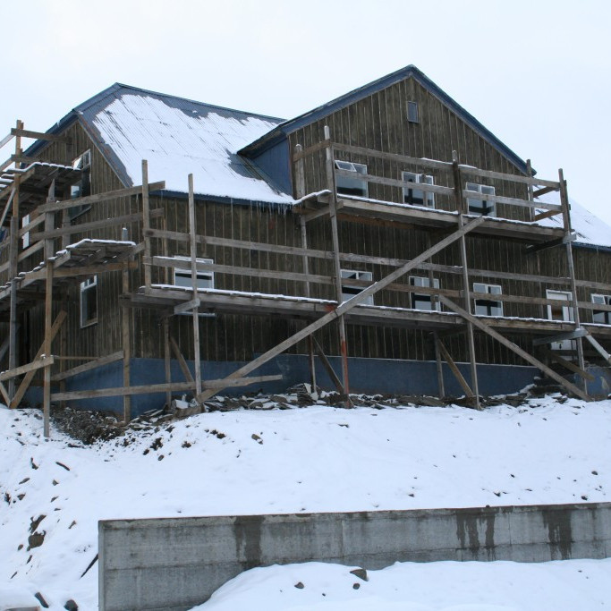 Búið að fjarlægja forskalningu og steypu af húsinu