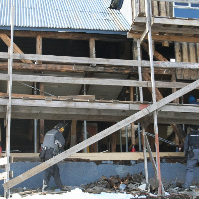 Grindin á húsinu strykt og endurbætt fyrir flutning