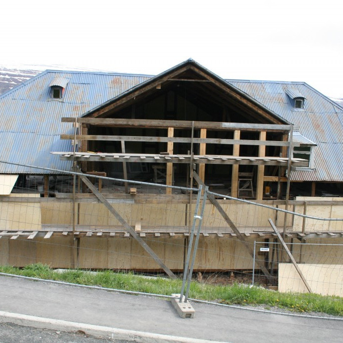 Grindin styrkt og unnið að því að loka bakhlið fyrir flutning