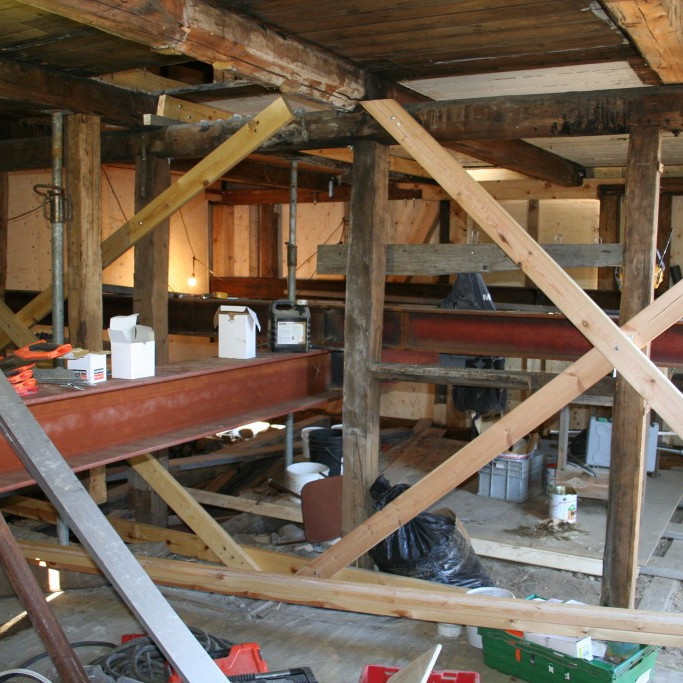 Flutningstáli komið fyrir í húsinu.