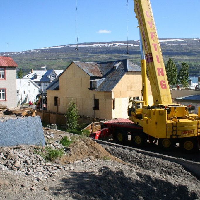 Búið að hýfa húsið af gamla grunninum yfir á flutningabíl