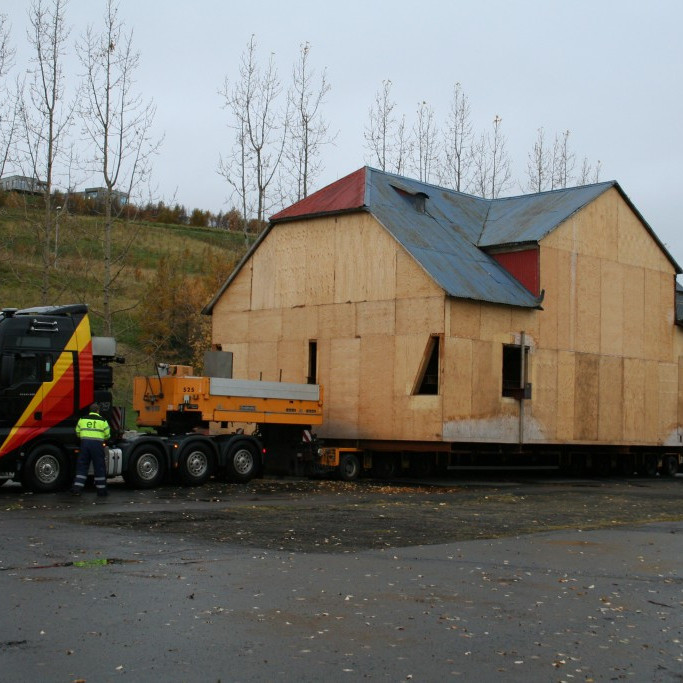 Húsið komið á flutningavagn
