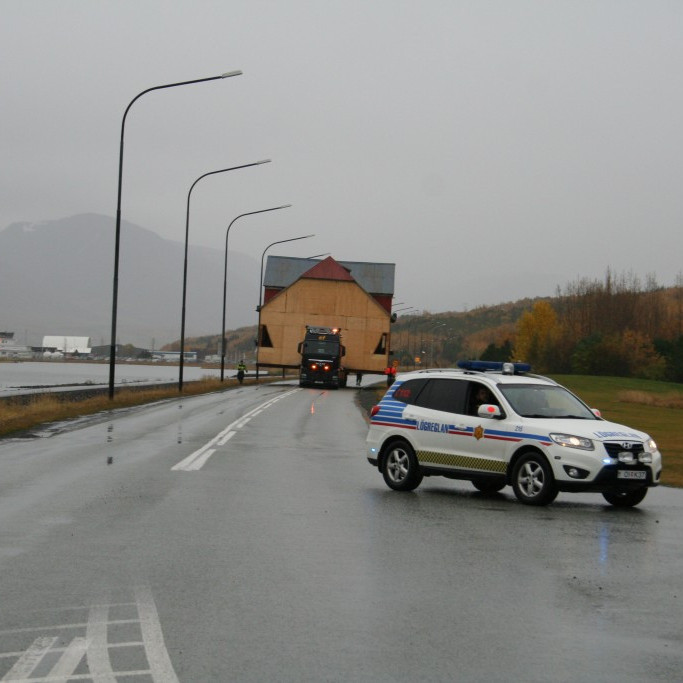 Ekið með gamla apótekið frá Iðnaðarsafninu að Aðalstræti