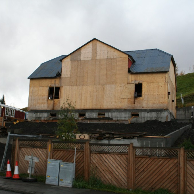 Gamla apótekið komið á sinn stað.