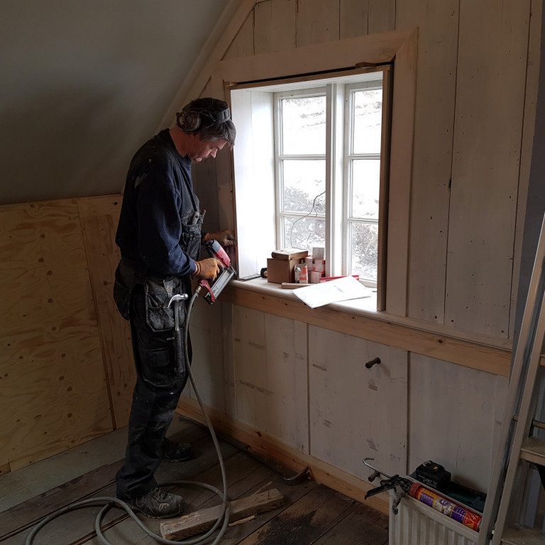 Hörður húsasmiður að störfum