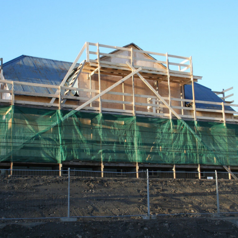 Búið að reisa stillans