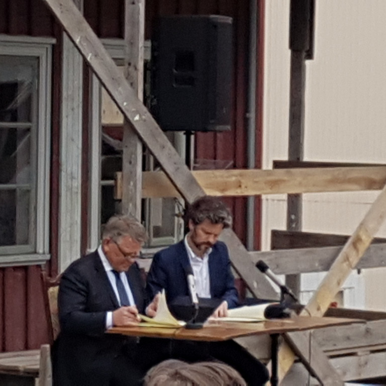 Samningar undirritaðir