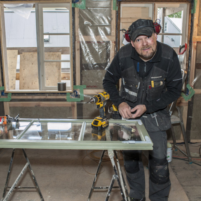 Frímann húsasmiður vinnur við glugga