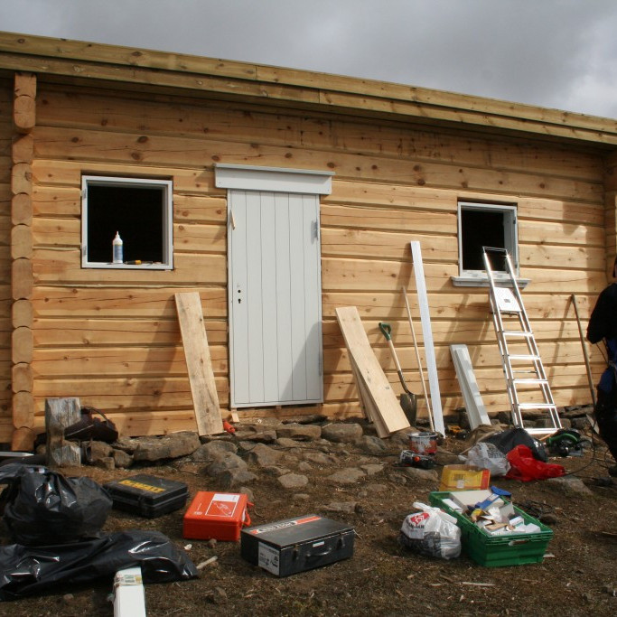 Glugga og hurðaísetning í fullum gangi