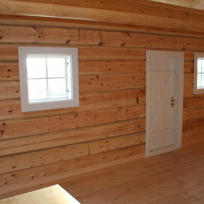 Séð að innan hurð og gluggar komnir í.