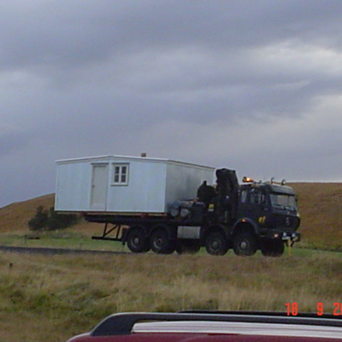 Ekið eftir þjóðveginum með símahúsið