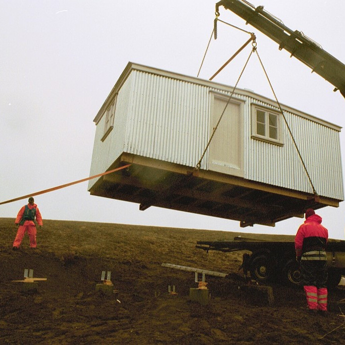 Húsið hýft af bílnum