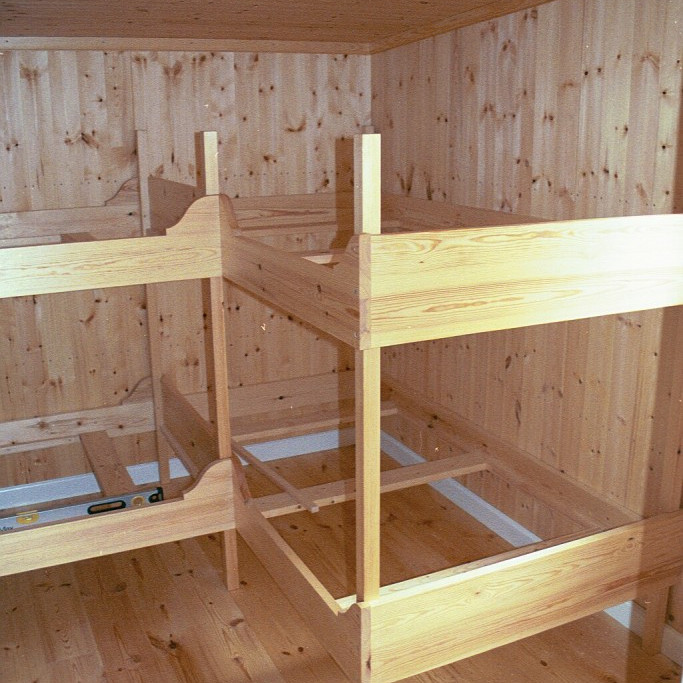 Kojur smíðaðar inn símahúsið