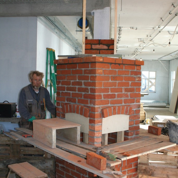 Arininn er hlaðinn úr múrsteinn sem áður var í Læknishúsinu