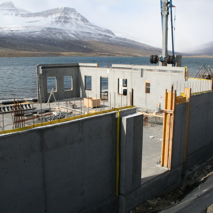 Unnið við uppsteypu við grunninn á Franska spítalanum