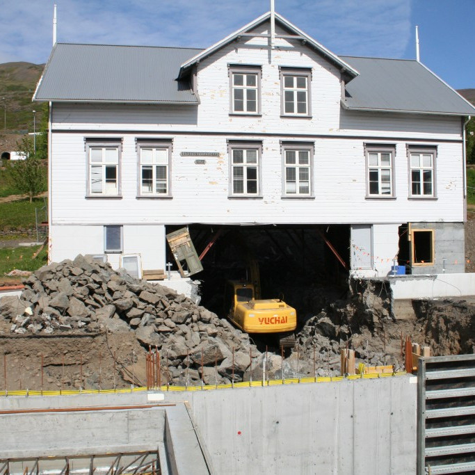 Mokað fyrir undirgöngumsem tengja Franska spítalann og Læknishús