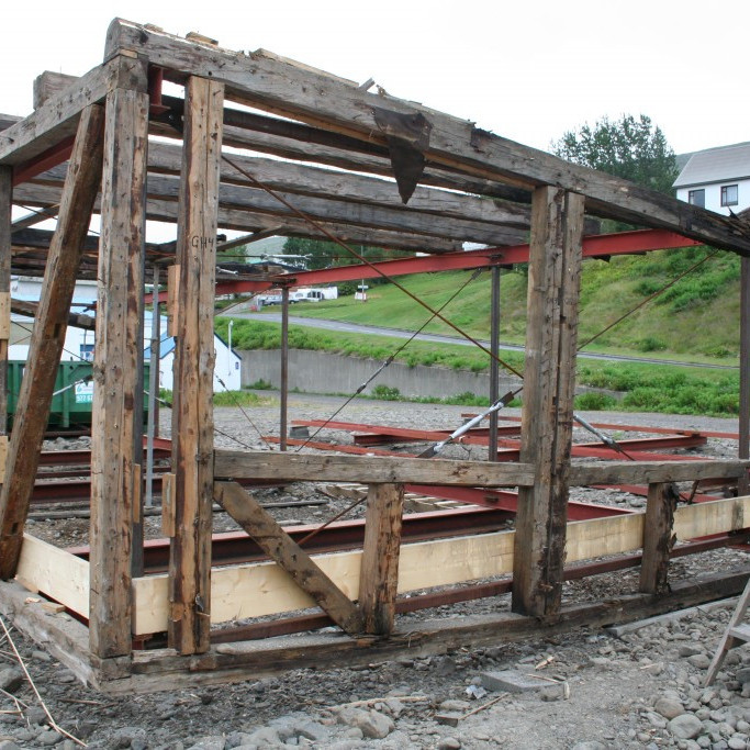 Grind úr gamla spítalanum sem tekin er í sundur og endurbætt með nýju efni.