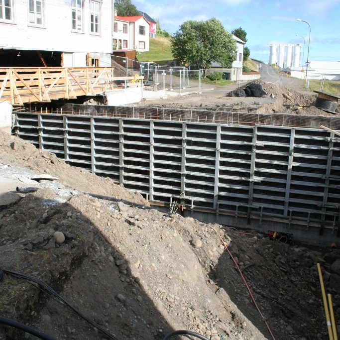 Uppsláttur fyrir undirgöng á milli Franska spítalans og Læknishúss