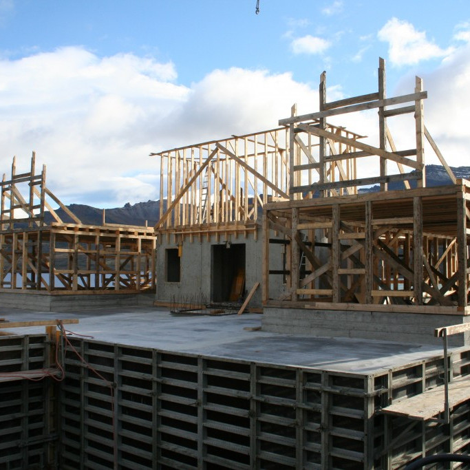 Endurbyggð grind spítalans kominn á sinn stað