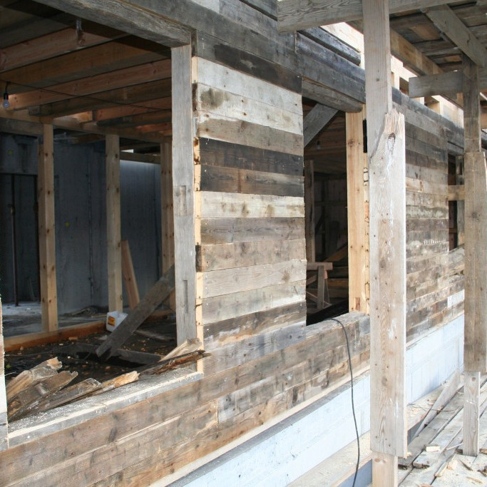 Allur viður sem hægt er að endurnýta er notaður við endurbyggingu spítalans