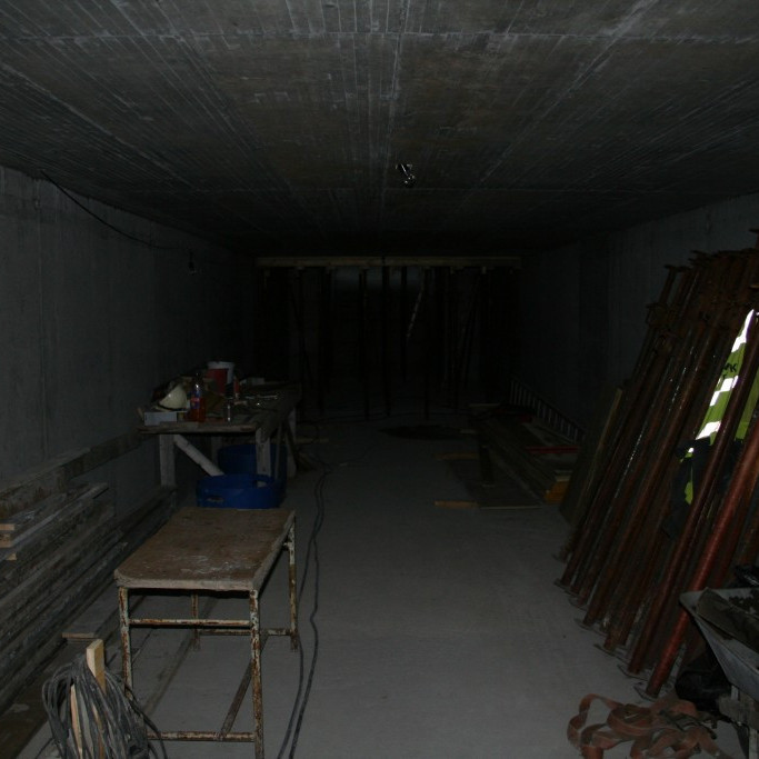 Göngin liggja undir götunni og tengja Franska spítalann og Læknishús