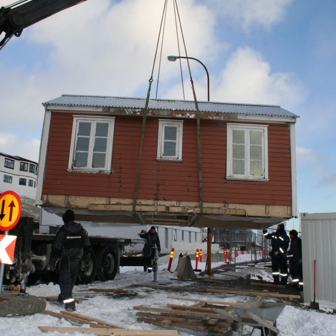 Líkhúsið hýft af eftir flutning