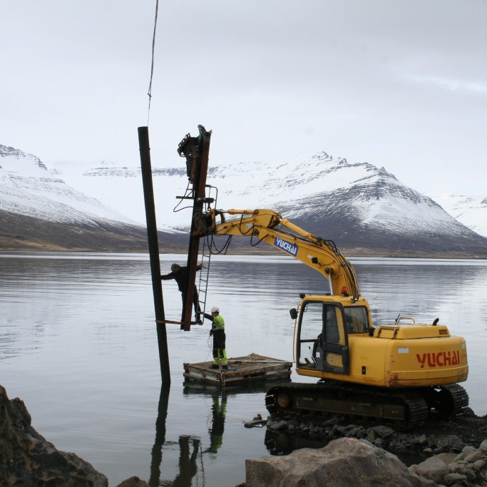 Fyrsti straurinn í væntanlegri bryggju við Franska spítalann