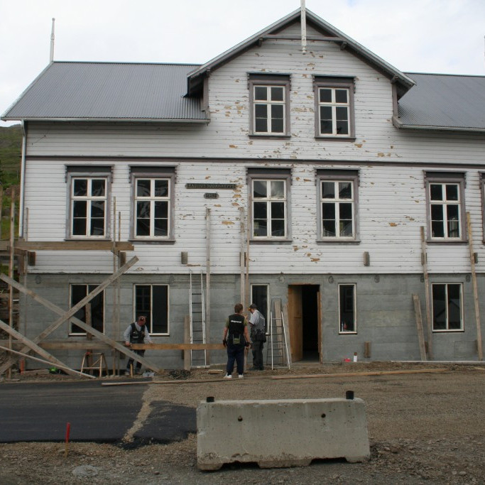 Stillönsum slegið upp í kringum húsið