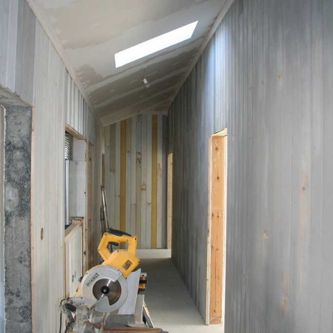 Gangur á efri hæð, þar sem allur panill er endur nýttur frá gamla spítalanum