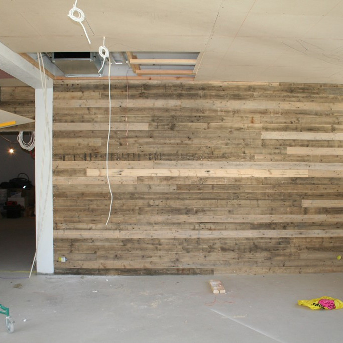 Veggur í veitingasal á jarðhæð