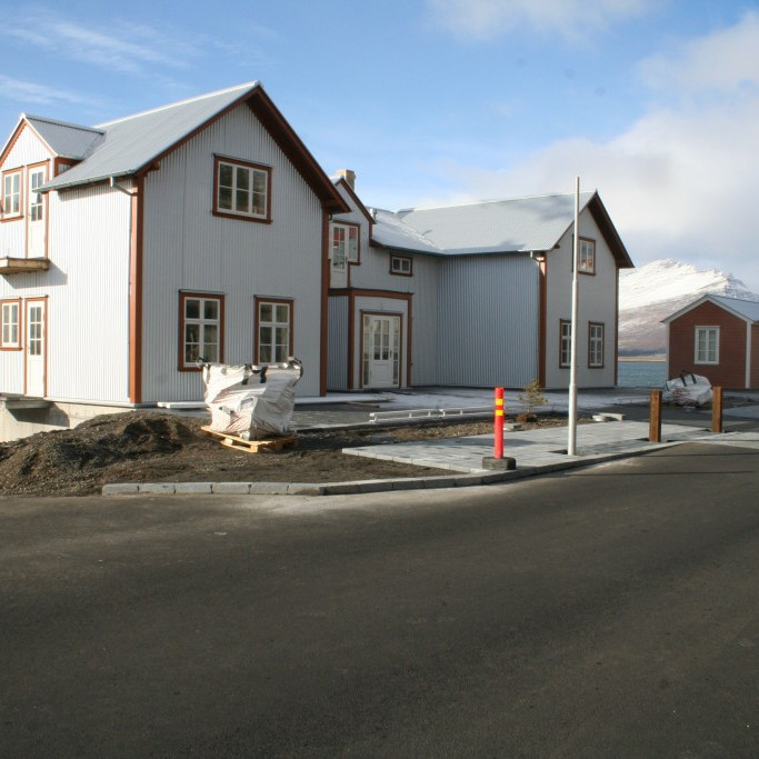 Hellulögn hafin fyrir framan húsin.