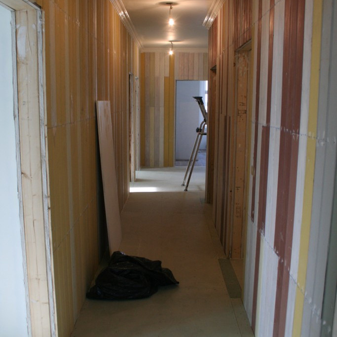 Herbergisgangur þar sem panill úr Franska spítalanum og Læknishúsi er endurnýttur