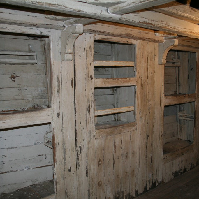 Uppsetning á leikmynd fyrir sýningu sem staðsett er í undigöngum sem tengja húsin