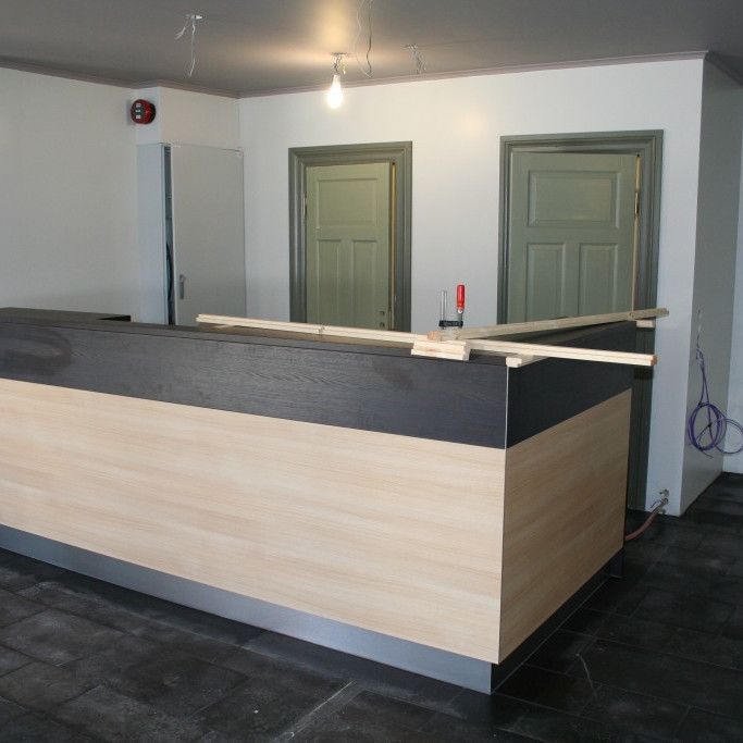 Móttaka hótelsins er á jarðhæðinni í Læknishúsinu