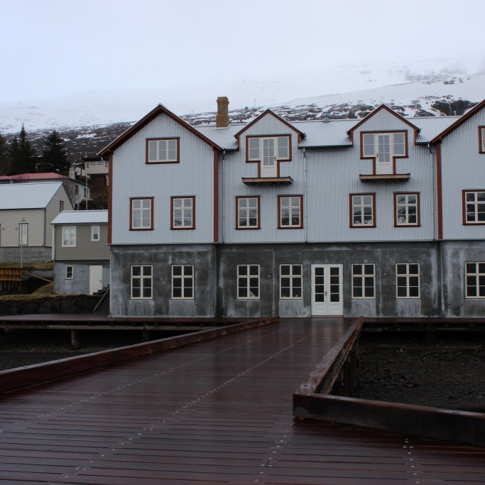Horft að spítalanum frá bryggjuenda