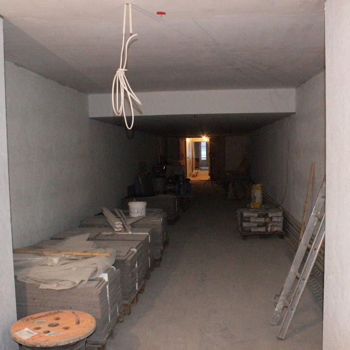 Gangur sem liggur undir götunni og tengir spítalann og Læknishús