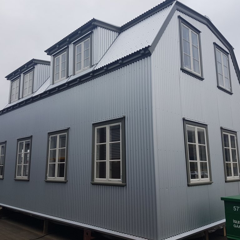 Húsið tilbúið og  bíður flutnings