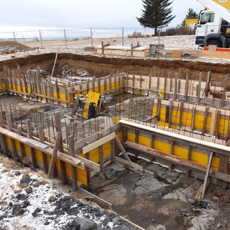 Byrjað að steypa upp grunn á Starhaga 1