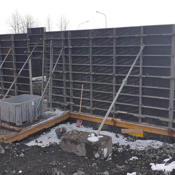 Slegið upp fyrir kjallaranum á Starhaga 1