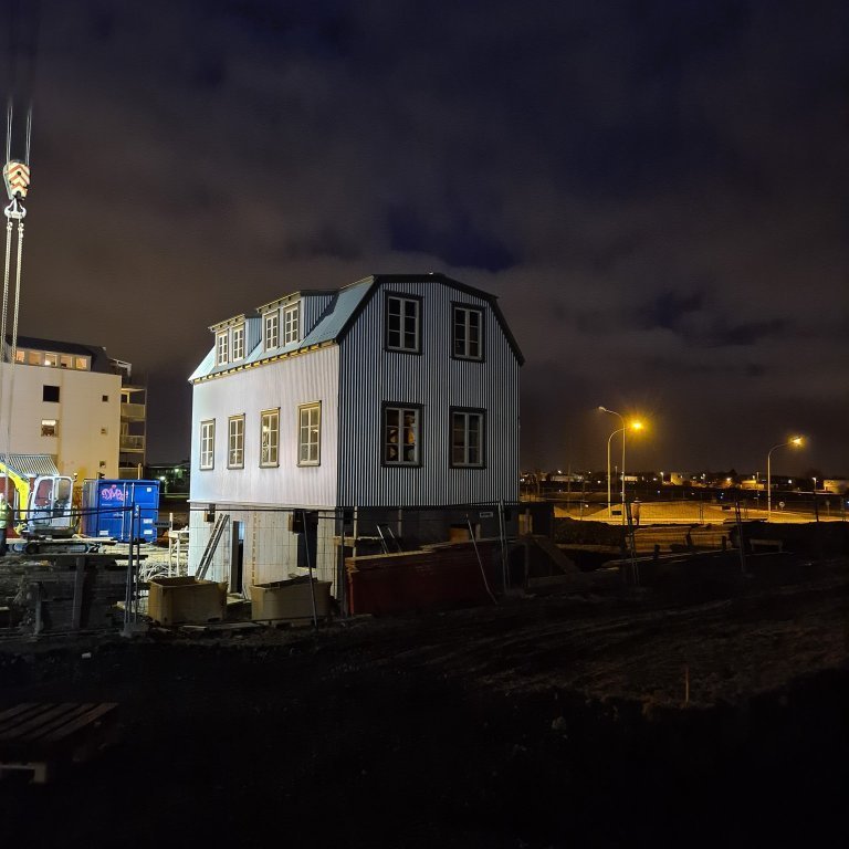 Flutningshús komið á uppsteyptan kjallarann á Starhaga 1