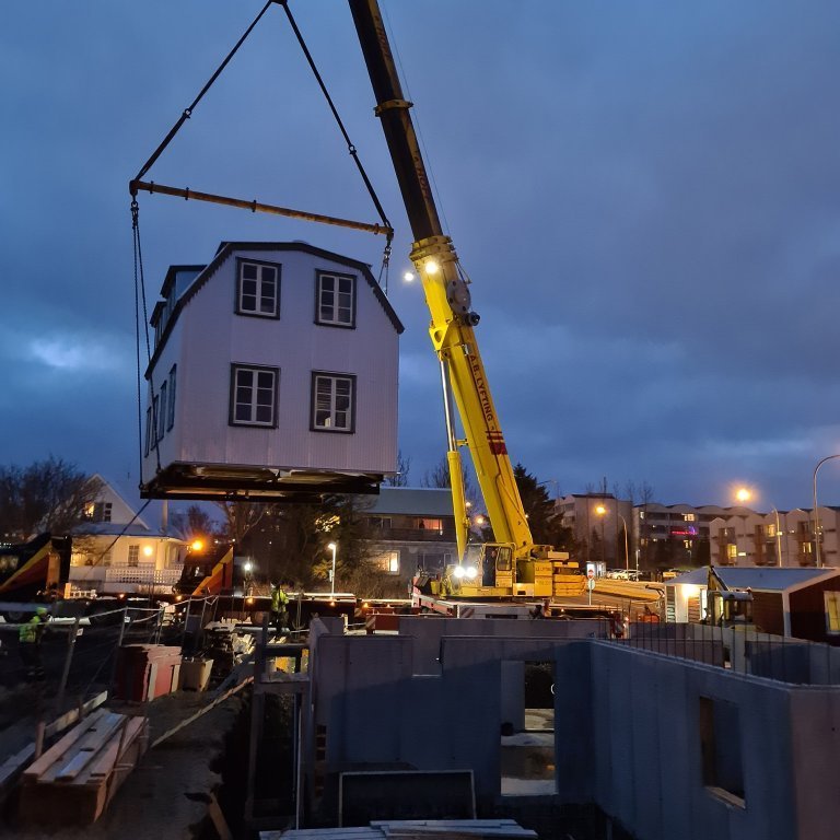 Flutningur húss á grunn Starhaga 1