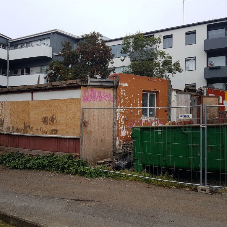 Unnið við niðurrif