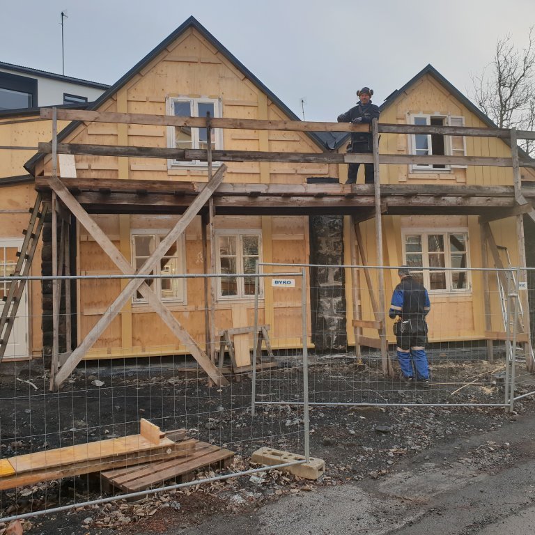 Unnið við klæðningu