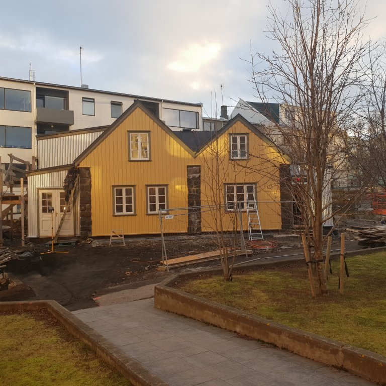Húsið tilbúið að utan