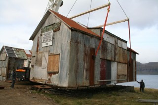 Franski spítalinn hífður upp á flutningabíl