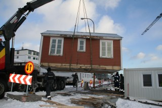 Líhúsið híft af flutningabílnum