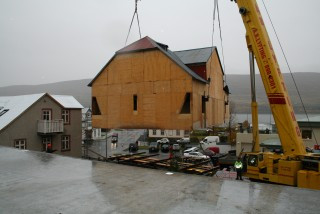 Gamla apótekið híft á sinn fyrri stað